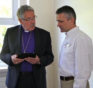 Irlantilaiset isännät piispa Trewor Williams ja Piaras Jackson SJ sekä mobiilivallankumouksen työkalu, tabletti.