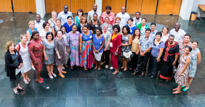 Kansainvälinen osallistujajoukko pohti naisten oikeuksien vahvistamista Genevessä 2015.