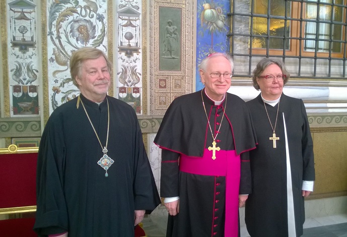 Metropoliitta Ambrosius, piispa Teemu Sippo ja piispa Irja Askola vierailivat paavi Franciscuksen luona Roomassa. (Kuva: Kimmo Kääriäinen)