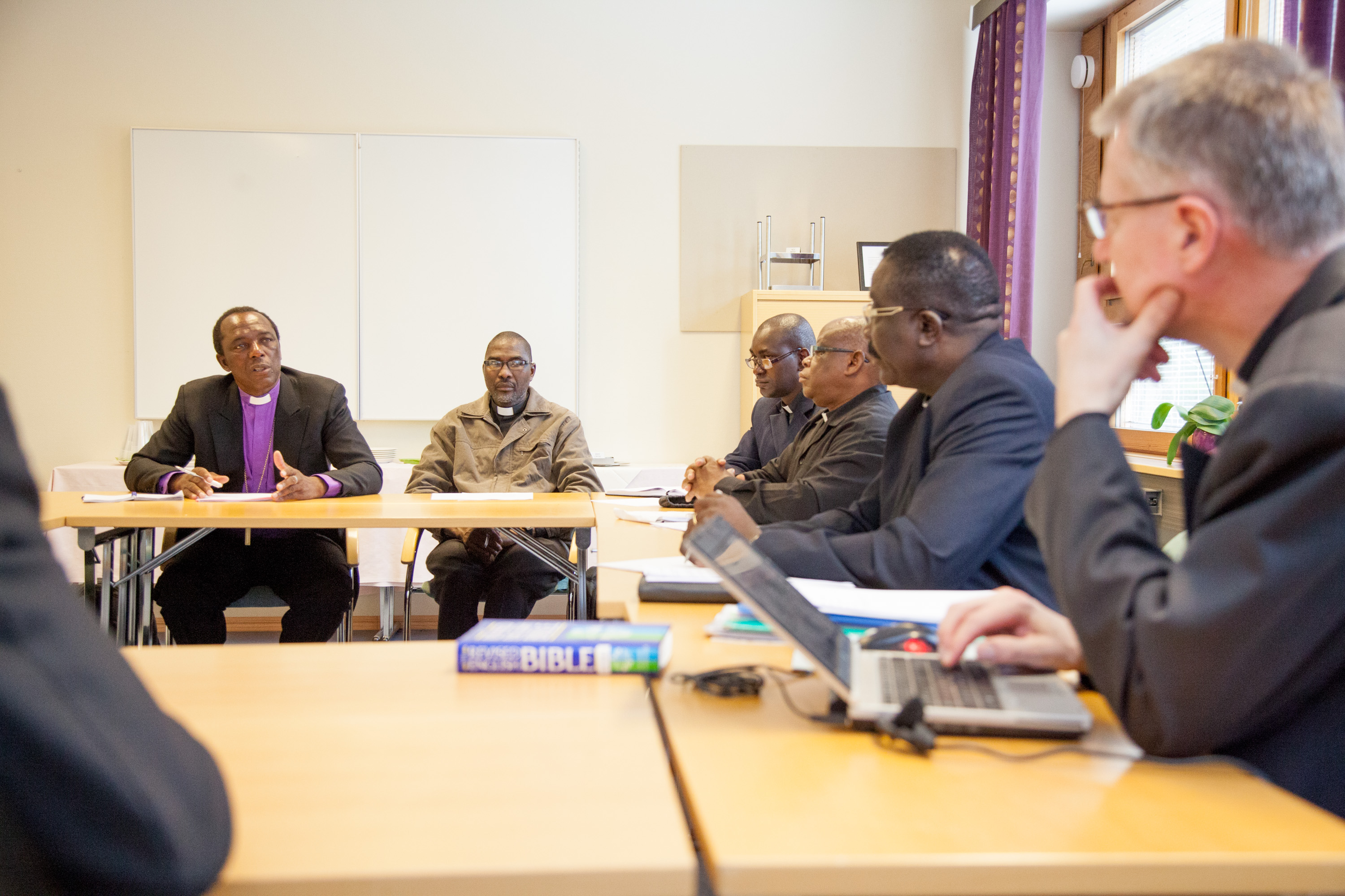 Veikko Munyika (vasemmalla) johtaa Namibian evankelis-luterilaisen kirkon kahdeksan hengen delegaatiota, joka osallistuu Round Table -neuvotteluun Helsingissä.