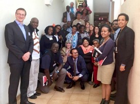 Kirkkojen maailmanneuvosto vieraili Afrikan Unionissa Addis Ababassa toukokuussa 2016. Kuvassa edessä vasemmalla KMN:n kansainvälisten asiain komission johtaja Peter Prove.