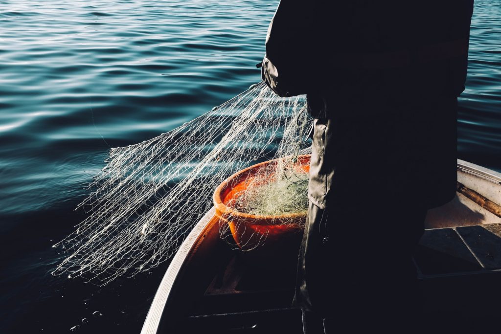 Kalastaja kokee verkkoja
