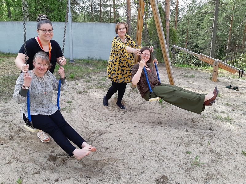 Raija Halikainen, Mirka Karhunen, Sini-Marja Kuusipalo ja Pirjo Ahonen keinumassa leikkipuistossa.