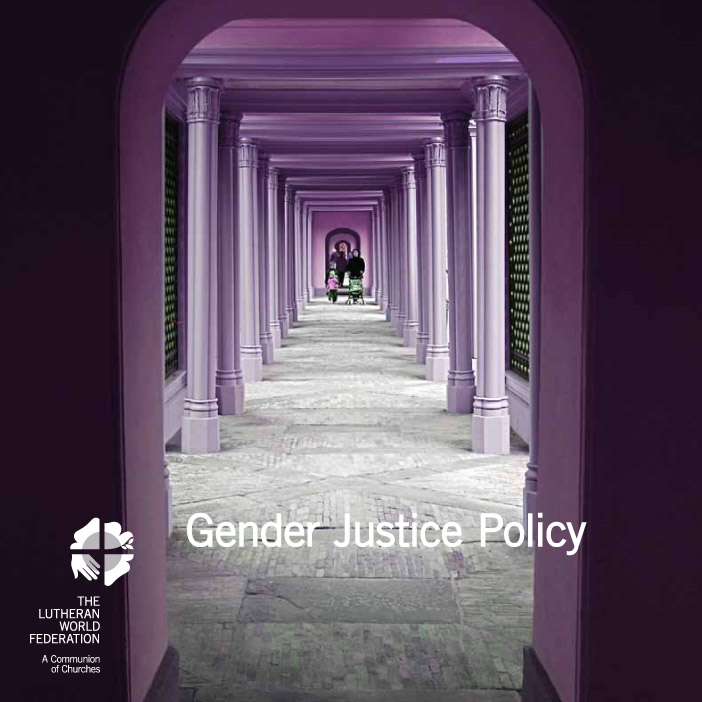 Käytävä, joka reunustettu violeteilla pylväillä. Kaukana käytävän toisessa päässä perheen hahmot. Tekti Gender Justice Policy ja LML:n logo.
