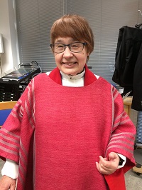 Vs. seurakuntapastori, ensimmäinen näkövammainen pappisnainen Tuula Paasivirta aloittamassa apostolien päivän messua Vantaan Virtakirkolla heinäkuussa 2020.