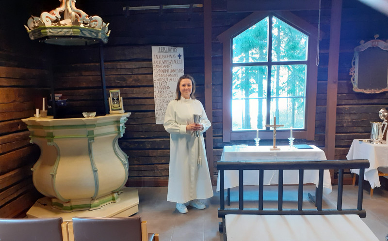 Heli Lavila jakamassa ehtoollista Seinäjoen seurakunnan Ahonniemen leirikeskuksen riihikirkossa.