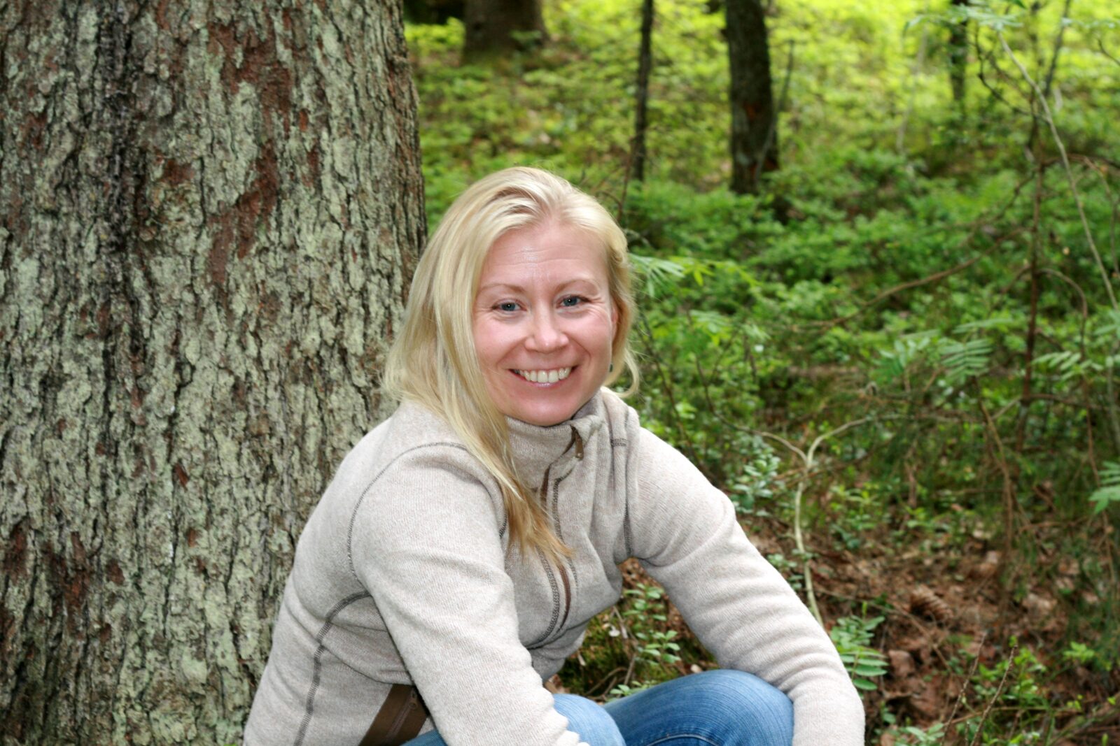 Saija Kuusela, Syke istumassa puun juurella metsässä.